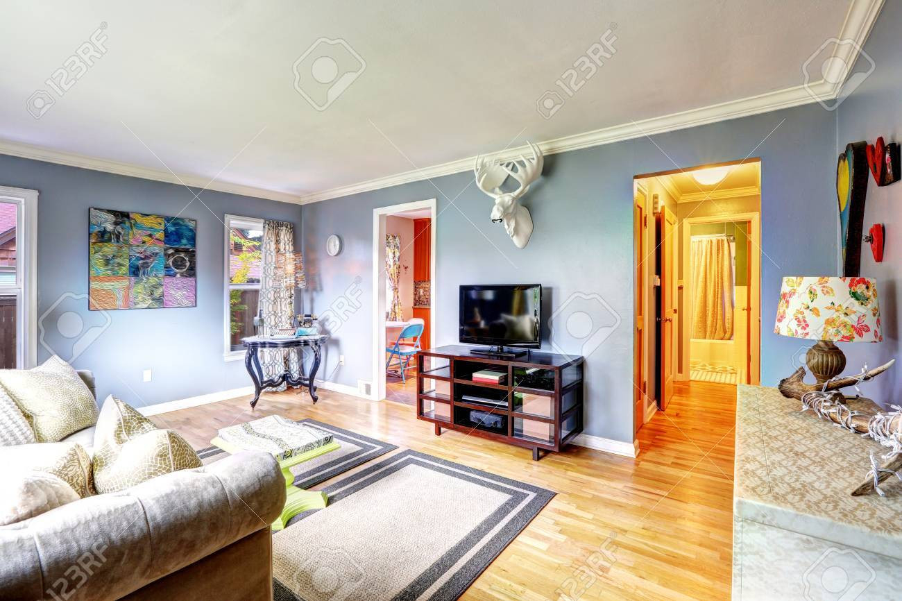 Hellblau Wohnzimmer Interieur Mit Weißen Elch Kopf An Der Wand Inside Wohnzimmer Hellblau