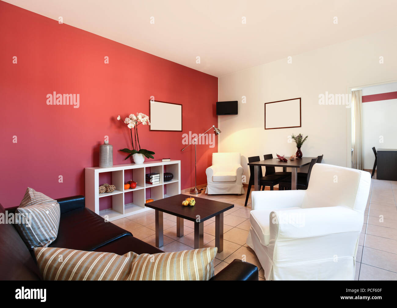 Innere Der Wohnung, Wohnzimmer Mit Rote Wand Stockfotografie - Alamy with Rote Wand Wohnzimmer