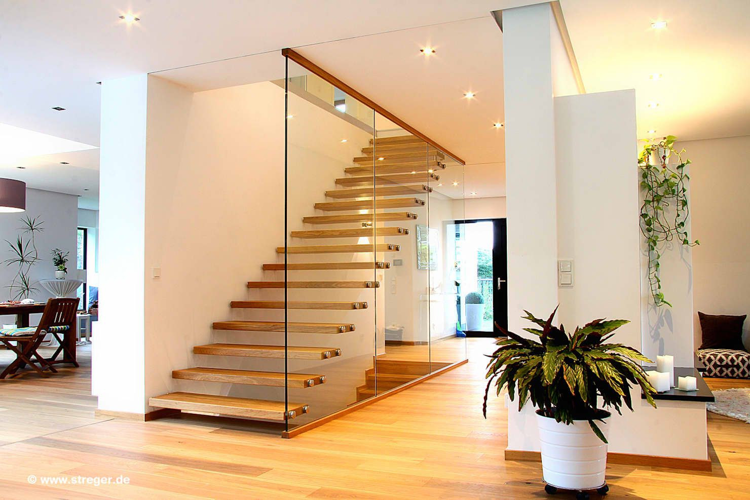 Raffinierte Kombination! | Homify | Treppe Haus, Haus Innenräume, Haus pertaining to Treppe Wohnzimmer