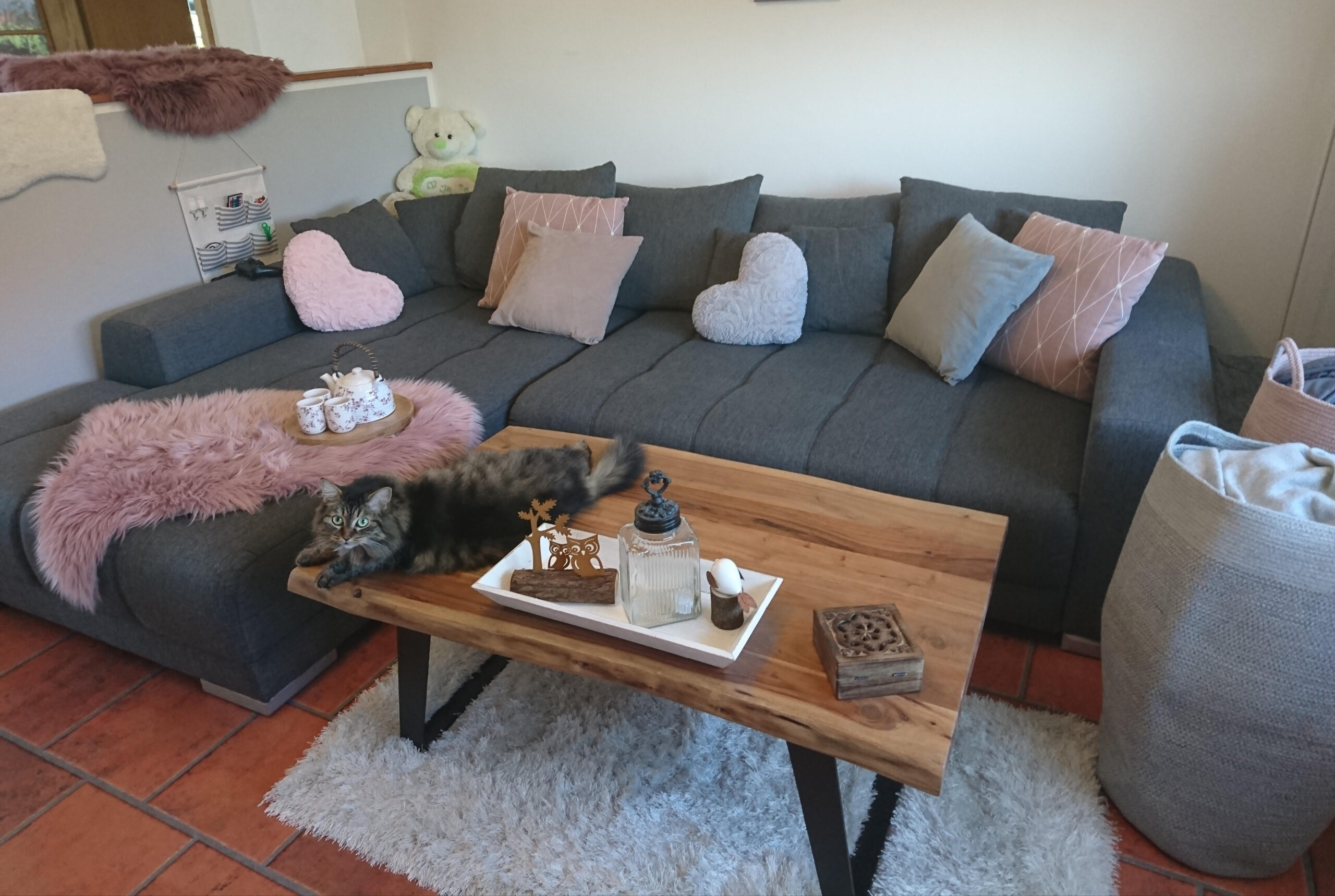 Wohnzimmer #Weiß #Grau #Rosa #Altrosa #Katze #Couch throughout Rosa Grau Wohnzimmer